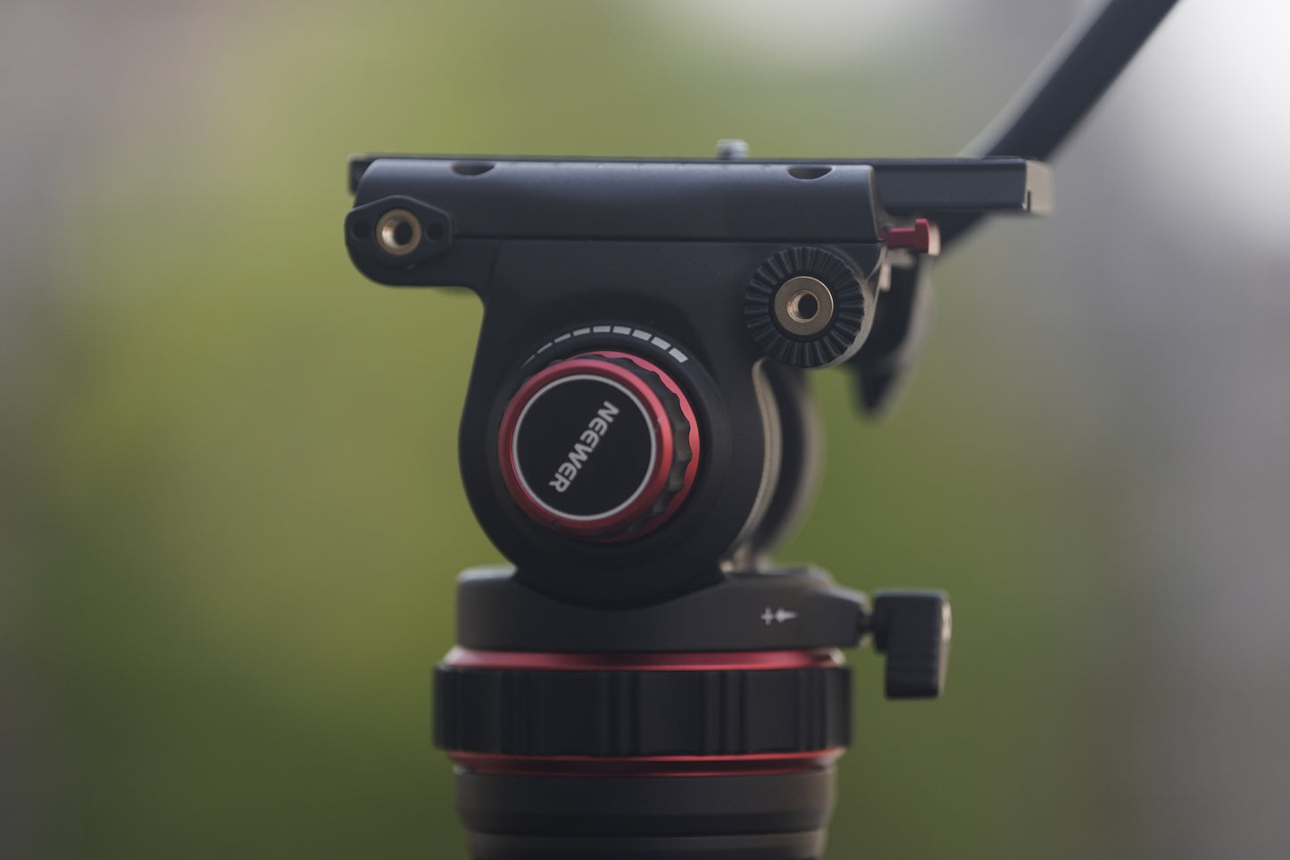 Neewer TP75 Tripod Hire